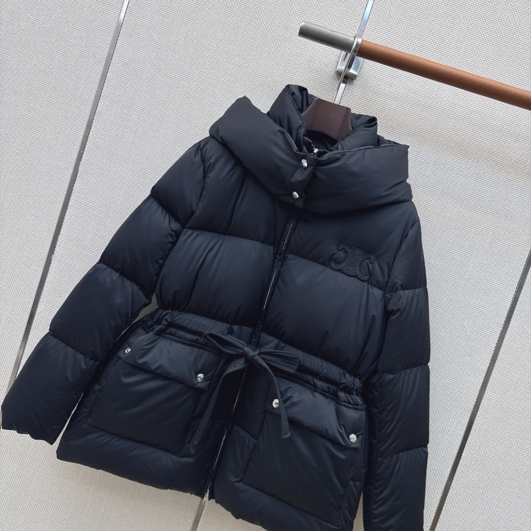 Ce 26Ss———秋冬最新款凯旋门皮徽标连帽束腰面包羽绒服 🖤本季最佳版型 经典凯旋门皮标牌装饰面包服塑造裹身式廓形 