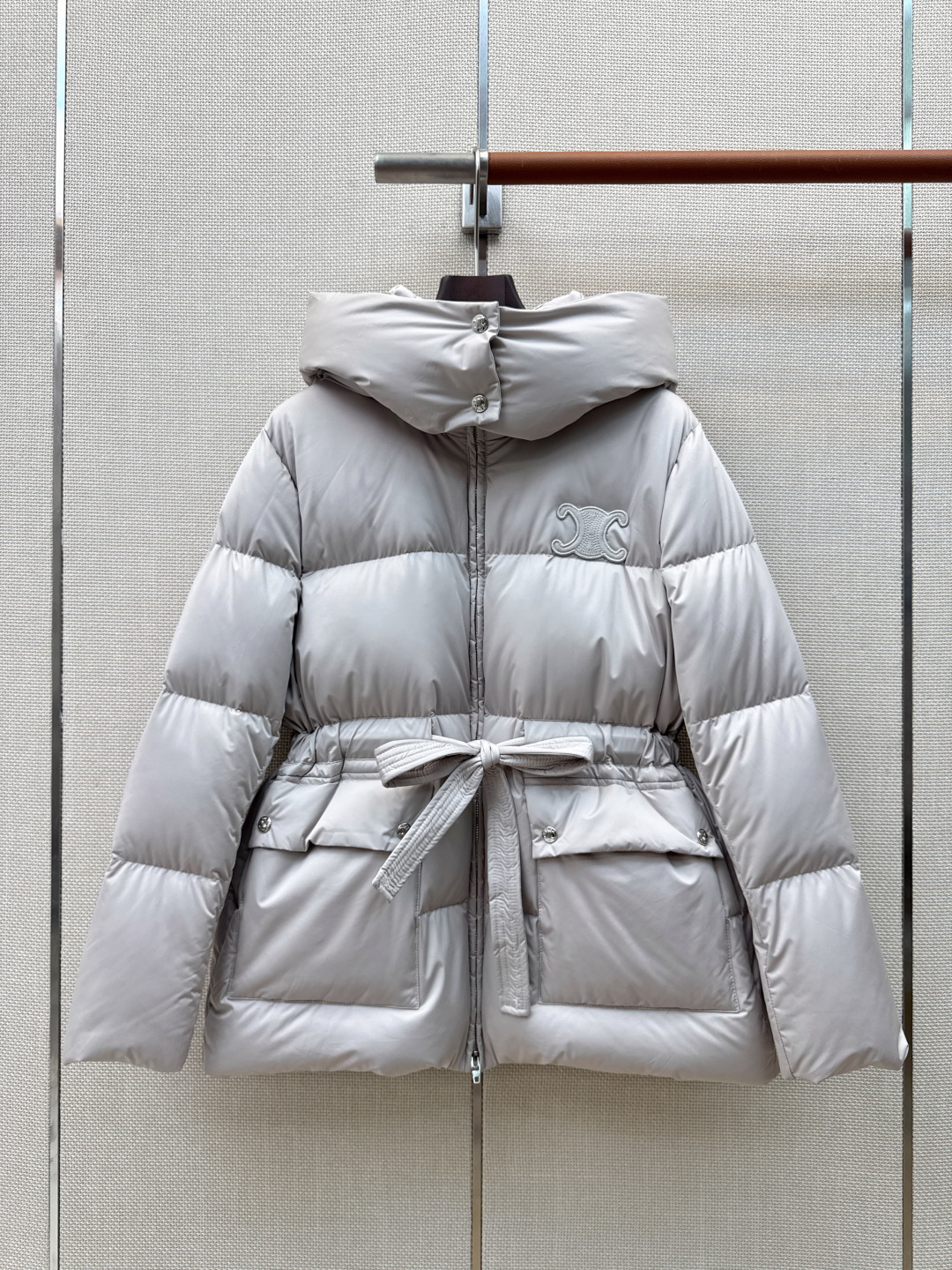 Ce 26Ss———秋冬最新款凯旋门皮徽标连帽束腰面包羽绒服 🖤本季最佳版型 经典凯旋门皮标牌装饰面包服塑造裹身式廓形 