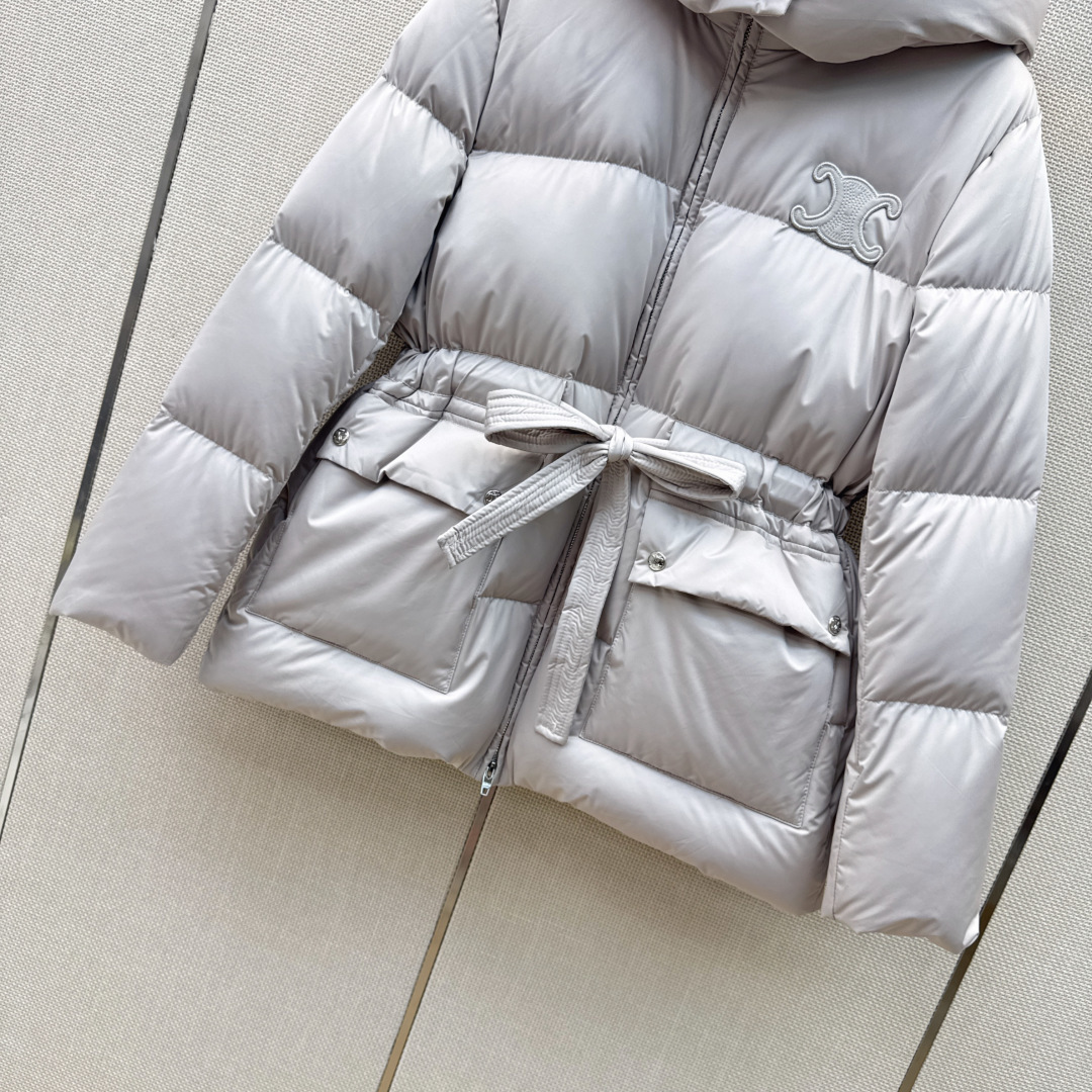 Ce 26Ss———秋冬最新款凯旋门皮徽标连帽束腰面包羽绒服 🖤本季最佳版型 经典凯旋门皮标牌装饰面包服塑造裹身式廓形 
