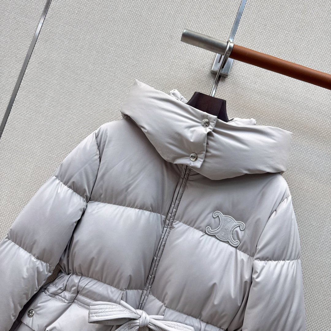 Ce 26Ss———秋冬最新款凯旋门皮徽标连帽束腰面包羽绒服 🖤本季最佳版型 经典凯旋门皮标牌装饰面包服塑造裹身式廓形 