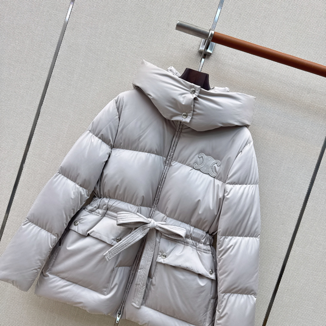 Ce 26Ss———秋冬最新款凯旋门皮徽标连帽束腰面包羽绒服 🖤本季最佳版型 经典凯旋门皮标牌装饰面包服塑造裹身式廓形 