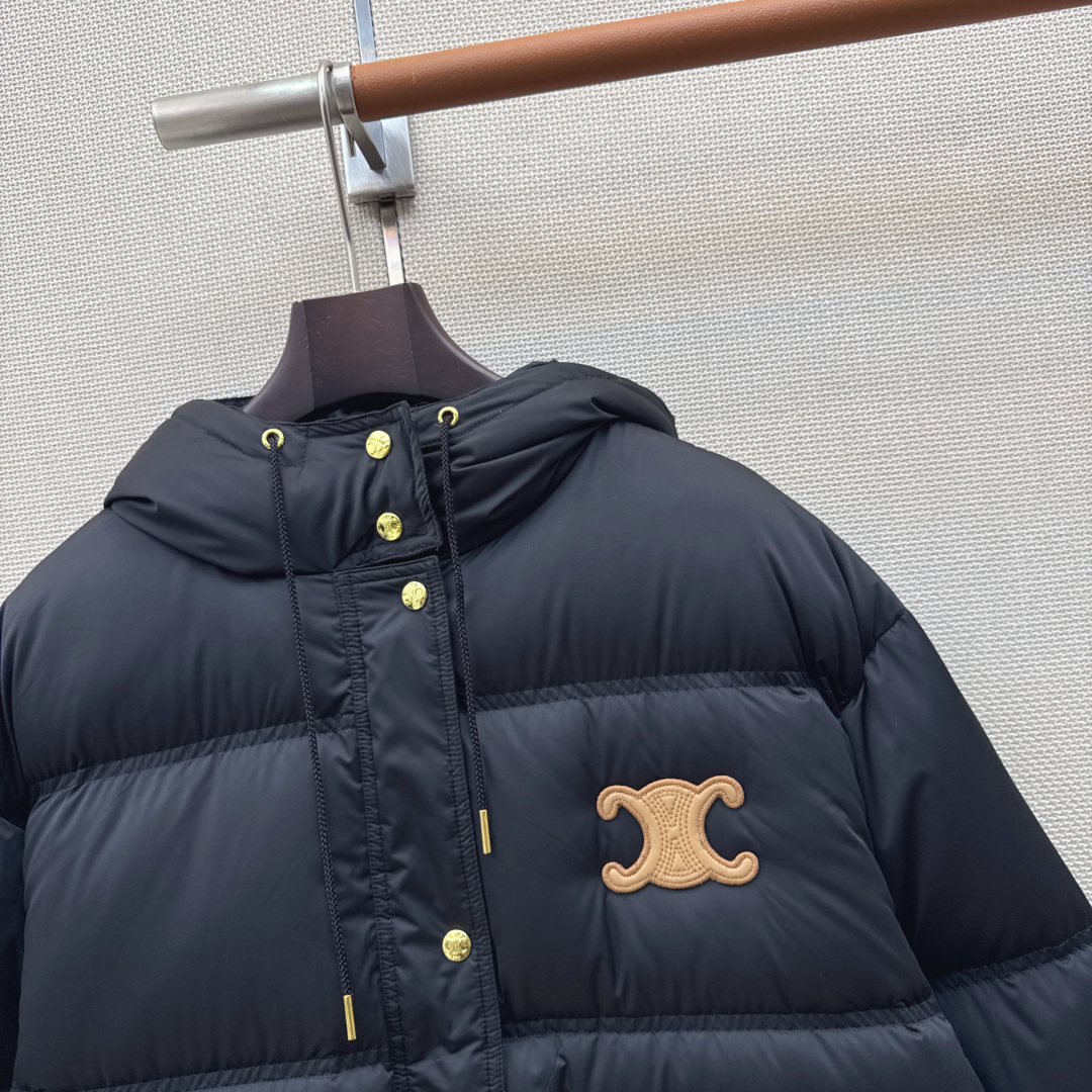 Ce 26Ss————秋冬最新款撞色凯旋门装饰连帽羽绒外套🖤 立体剪裁H版型 时髦又帅气 定位字母logo皮牌标志 国标