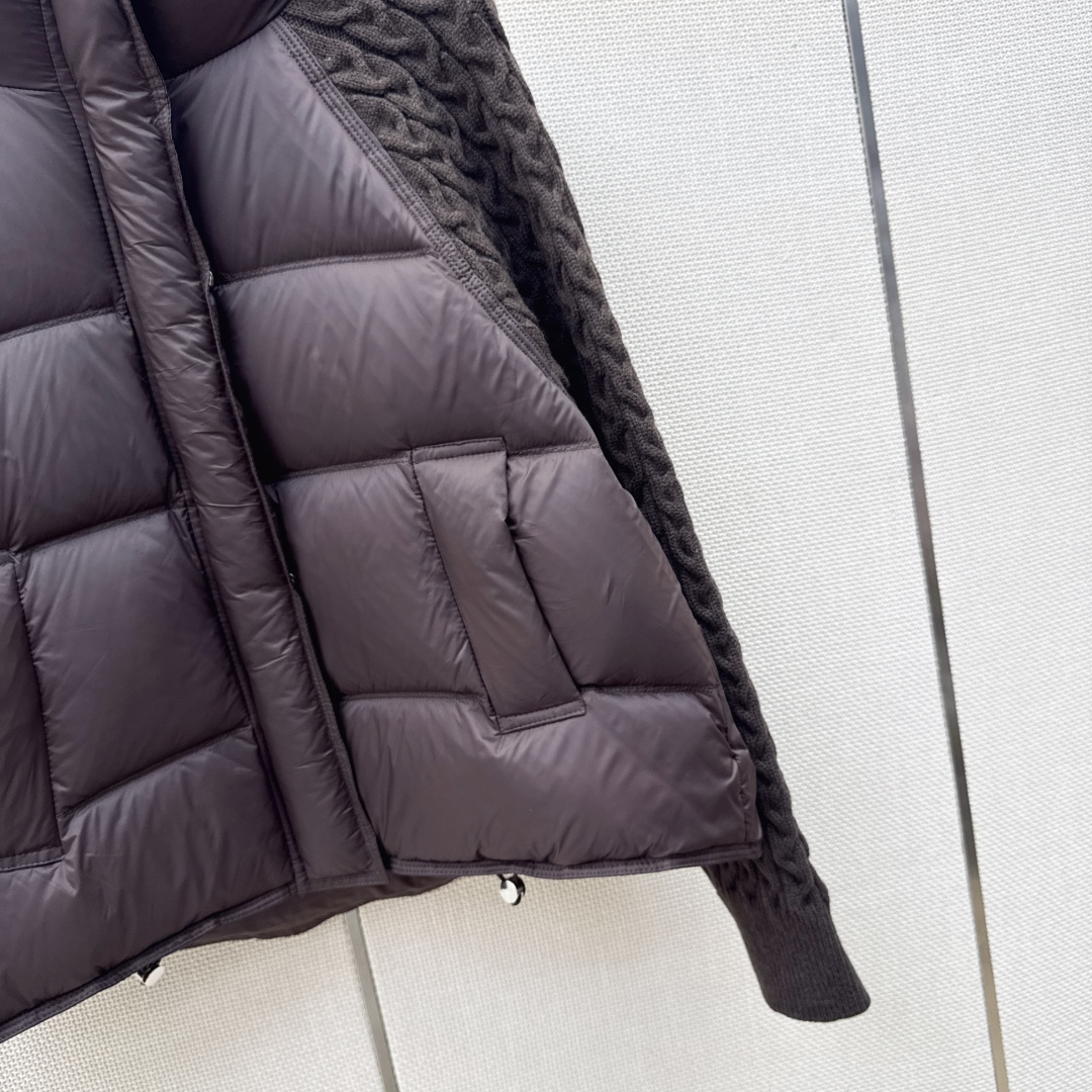 独家首发 LSs————秋冬最新款羊毛针织拼接羽绒服🖤冬天的内搭神器必备单品 绗缝H版型百搭不挑人 针织长袖拼接设计减龄