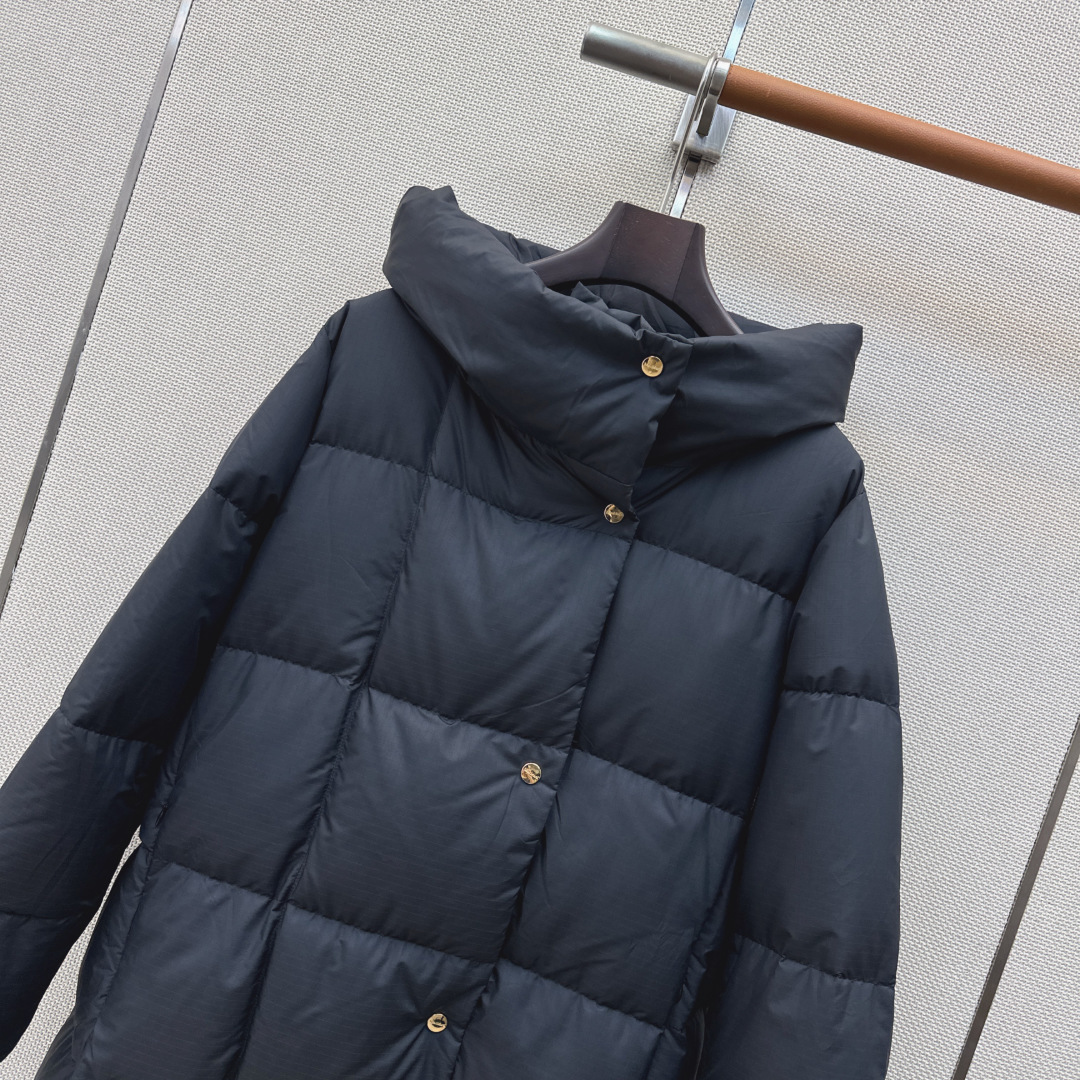 Max 26Ss———秋冬最新款简约袖标装饰连帽长款羽绒服 🖤经典立体H版型剪裁 经典时髦又帅气 原版字母logo袖标装