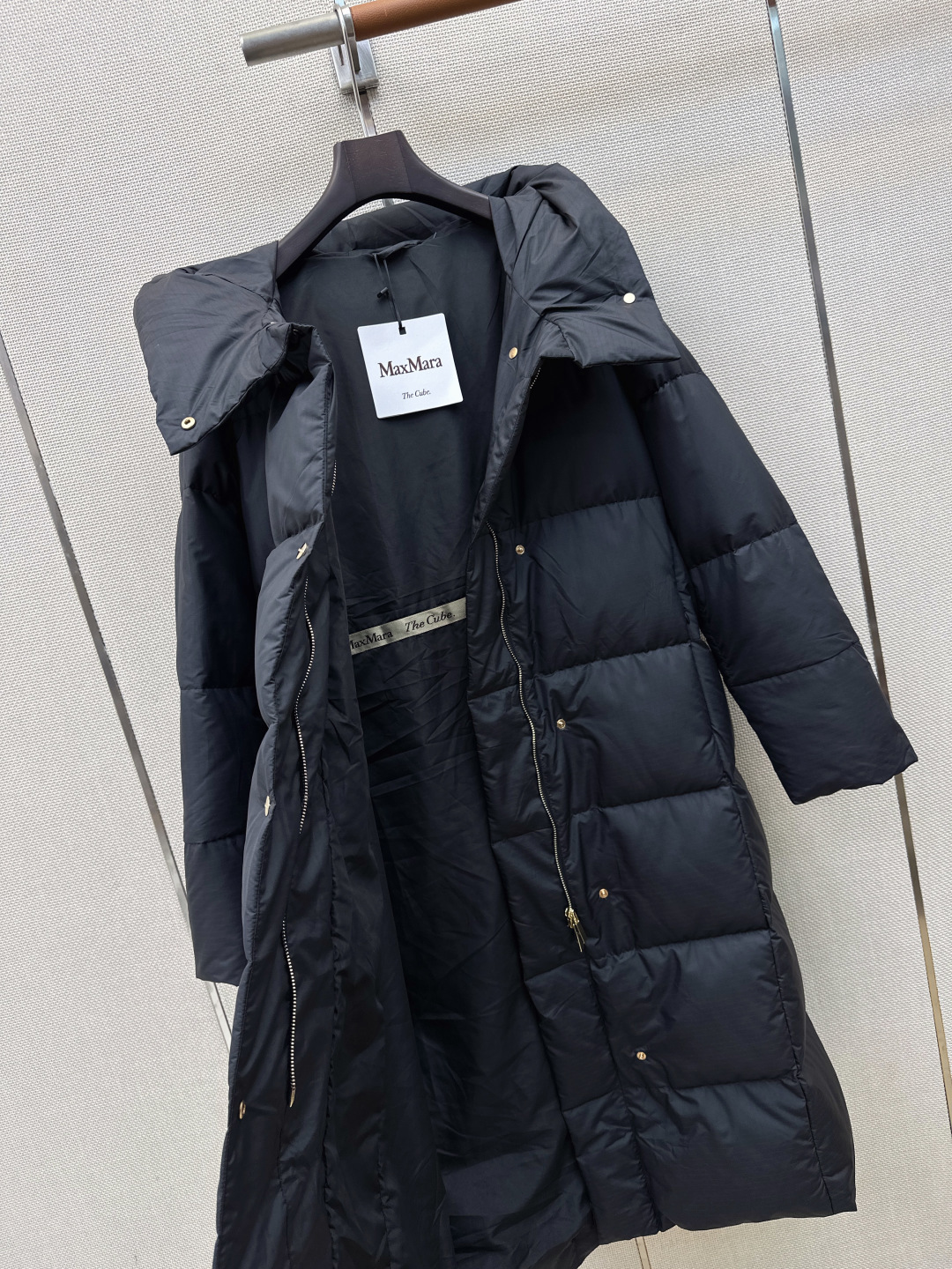 Max 26Ss———秋冬最新款简约袖标装饰连帽长款羽绒服 🖤经典立体H版型剪裁 经典时髦又帅气 原版字母logo袖标装