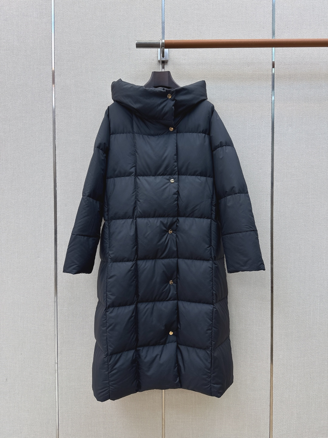 Max 26Ss———秋冬最新款简约袖标装饰连帽长款羽绒服 🖤经典立体H版型剪裁 经典时髦又帅气 原版字母logo袖标装