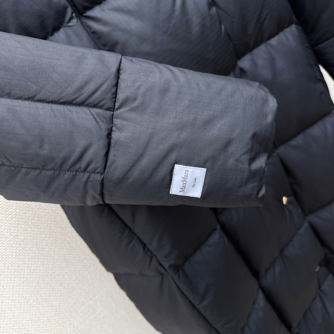 Max 26Ss———秋冬最新款简约袖标装饰连帽长款羽绒服 🖤经典立体H版型剪裁 经典时髦又帅气 原版字母logo袖标装