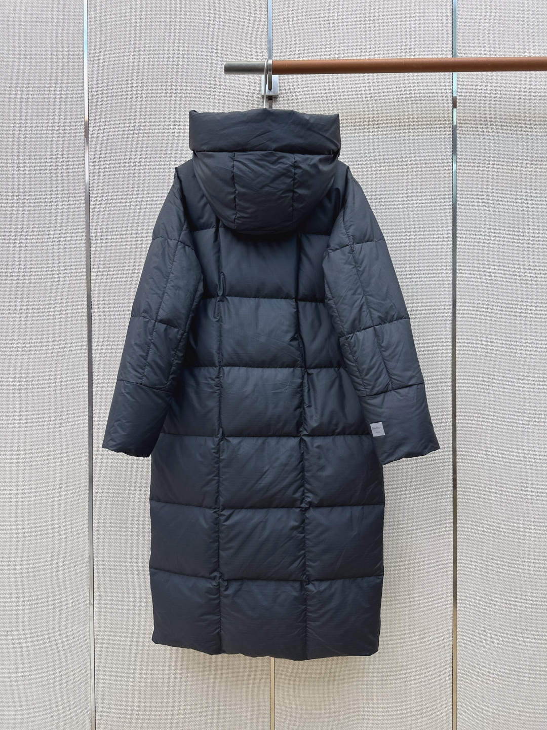 Max 26Ss———秋冬最新款简约袖标装饰连帽长款羽绒服 🖤经典立体H版型剪裁 经典时髦又帅气 原版字母logo袖标装