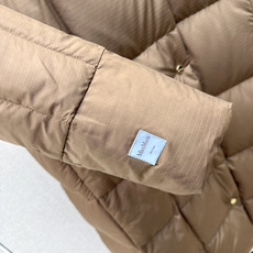 Max 26Ss———秋冬最新款简约袖标装饰连帽长款羽绒服 🖤经典立体H版型剪裁 经典时髦又帅气 原版字母logo袖标装 Max 26Ss———秋冬最新款简约袖标装饰连帽长款羽绒服 🖤经典立体H版型剪裁 经典时髦又帅气 原版字母logo袖标装