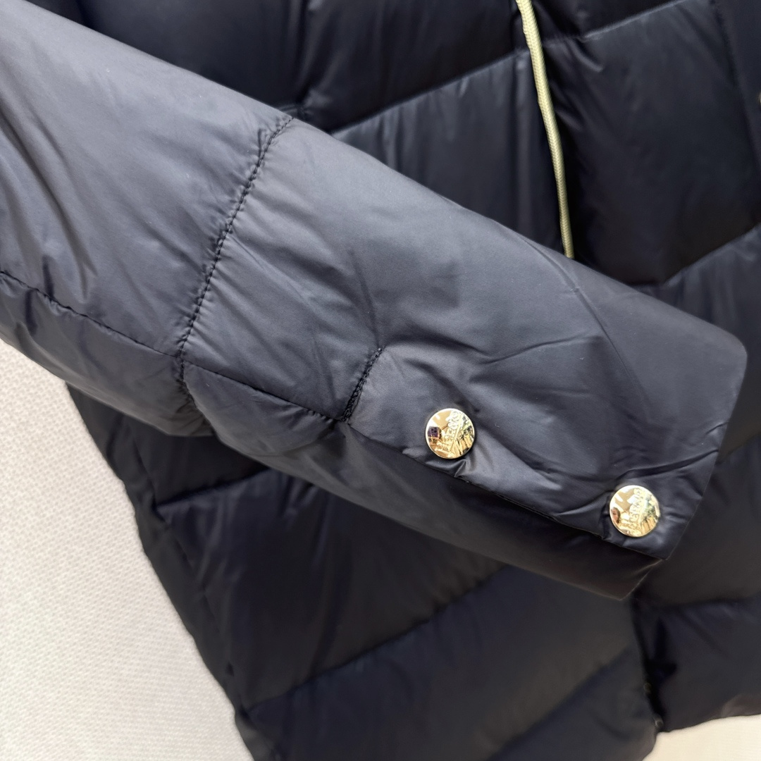 时髦小众设计 26Ss————秋冬最新款长款连帽羽绒服🖤 H版型长款连帽休闲剪裁 上身超显瘦 干净利落剪裁版型 上身百搭
