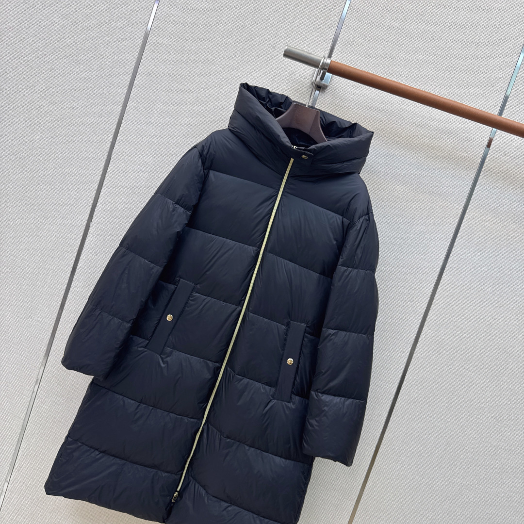 时髦小众设计 26Ss————秋冬最新款长款连帽羽绒服🖤 H版型长款连帽休闲剪裁 上身超显瘦 干净利落剪裁版型 上身百搭
