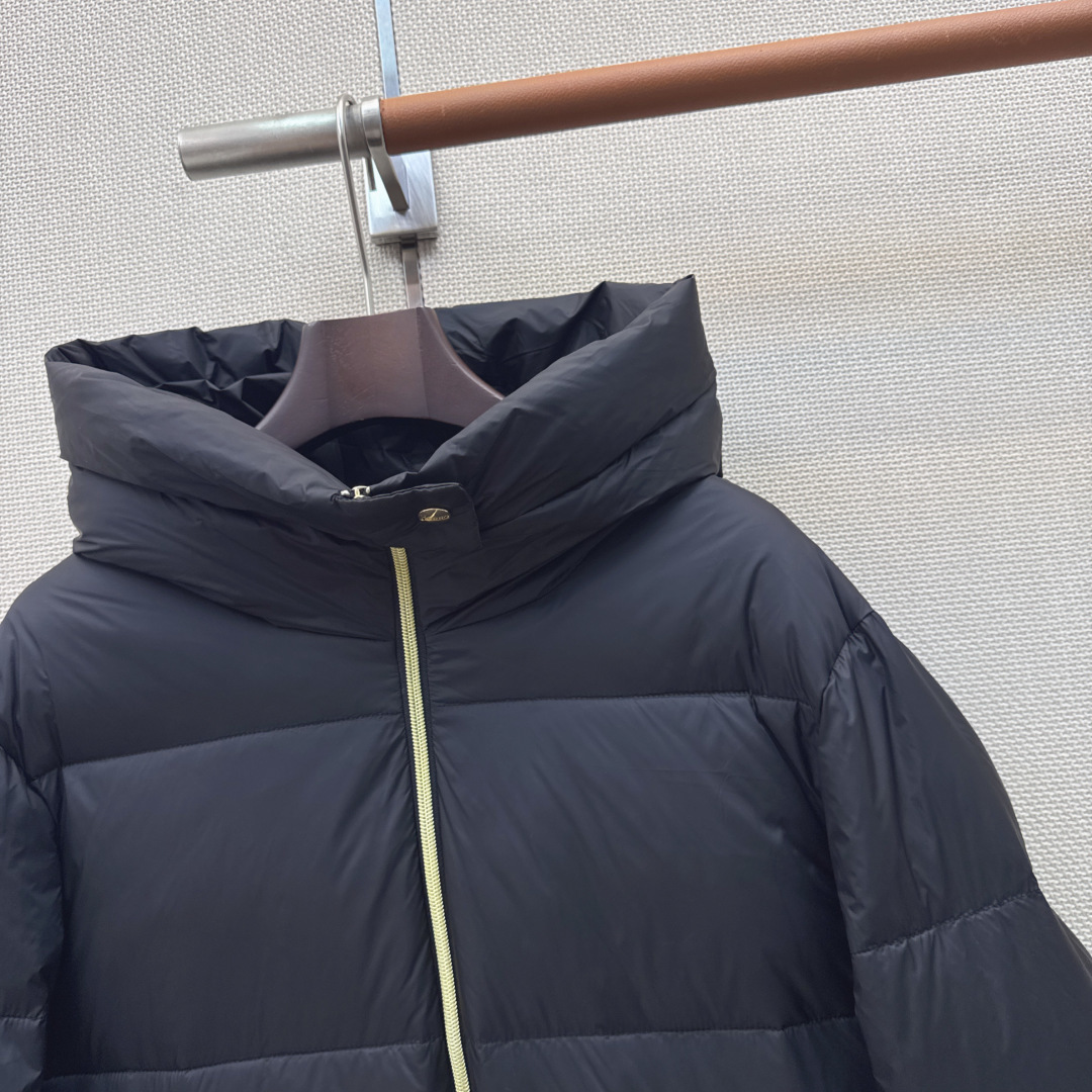时髦小众设计 26Ss————秋冬最新款长款连帽羽绒服🖤 H版型长款连帽休闲剪裁 上身超显瘦 干净利落剪裁版型 上身百搭