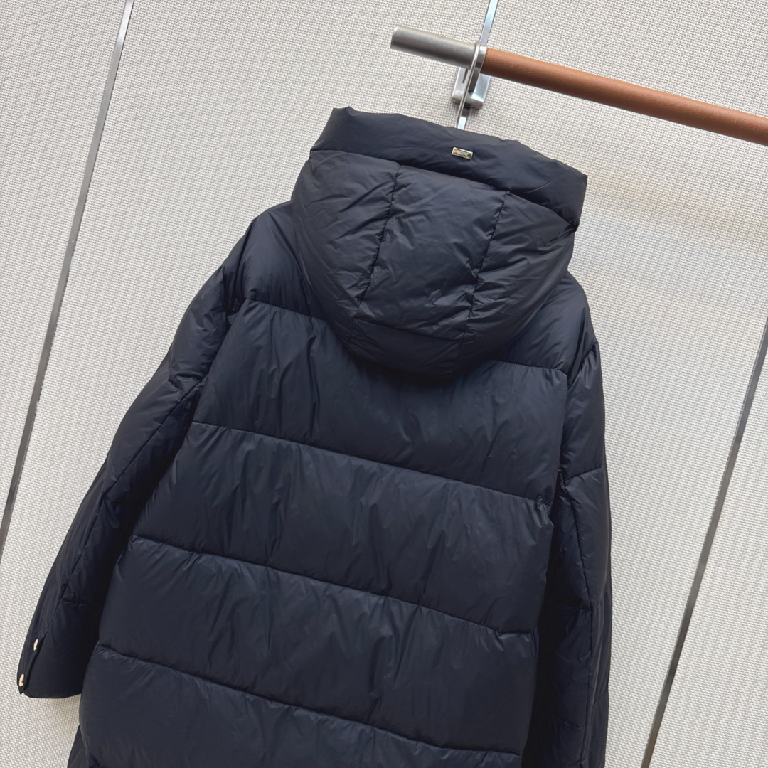 时髦小众设计 26Ss————秋冬最新款长款连帽羽绒服🖤 H版型长款连帽休闲剪裁 上身超显瘦 干净利落剪裁版型 上身百搭