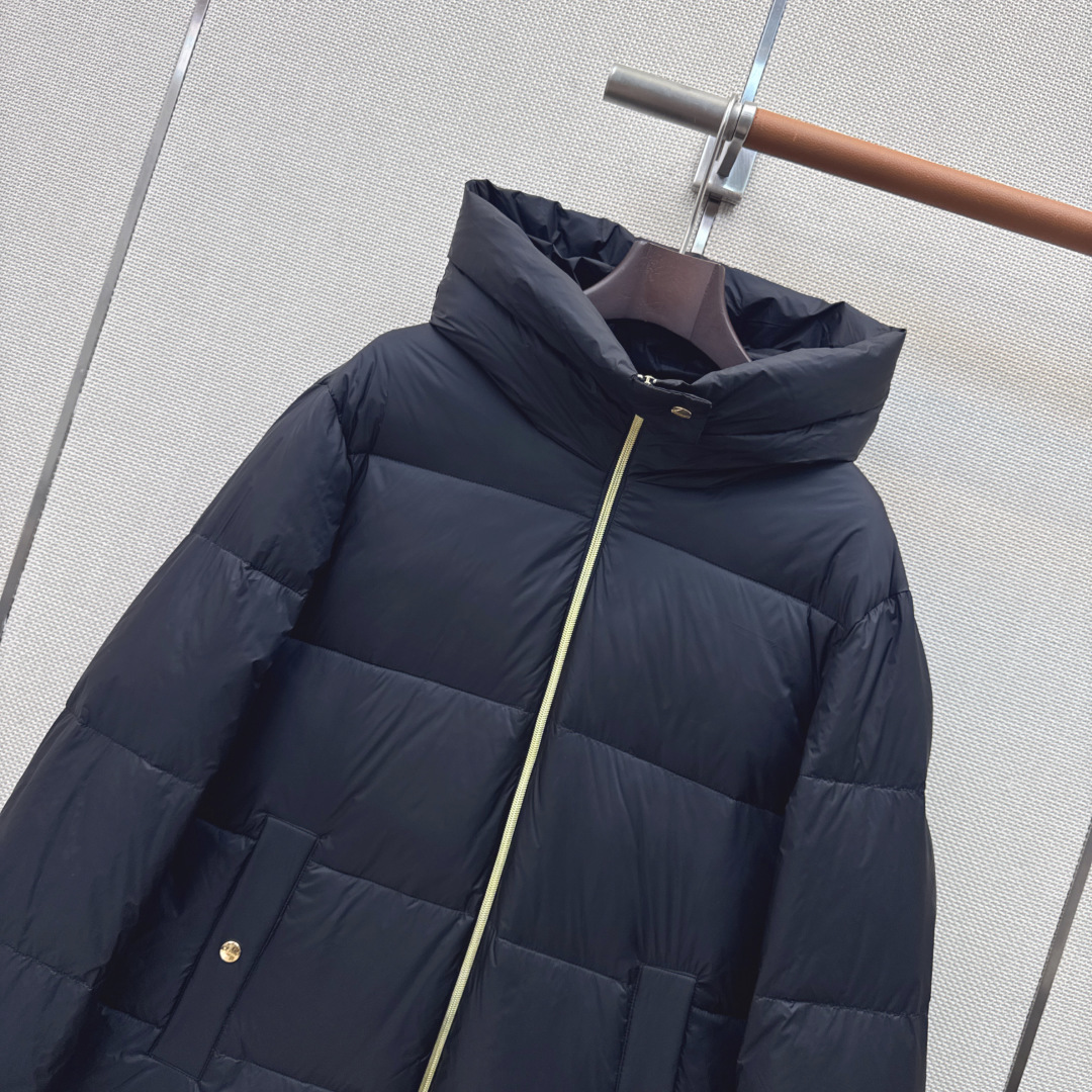 时髦小众设计 26Ss————秋冬最新款长款连帽羽绒服🖤 H版型长款连帽休闲剪裁 上身超显瘦 干净利落剪裁版型 上身百搭