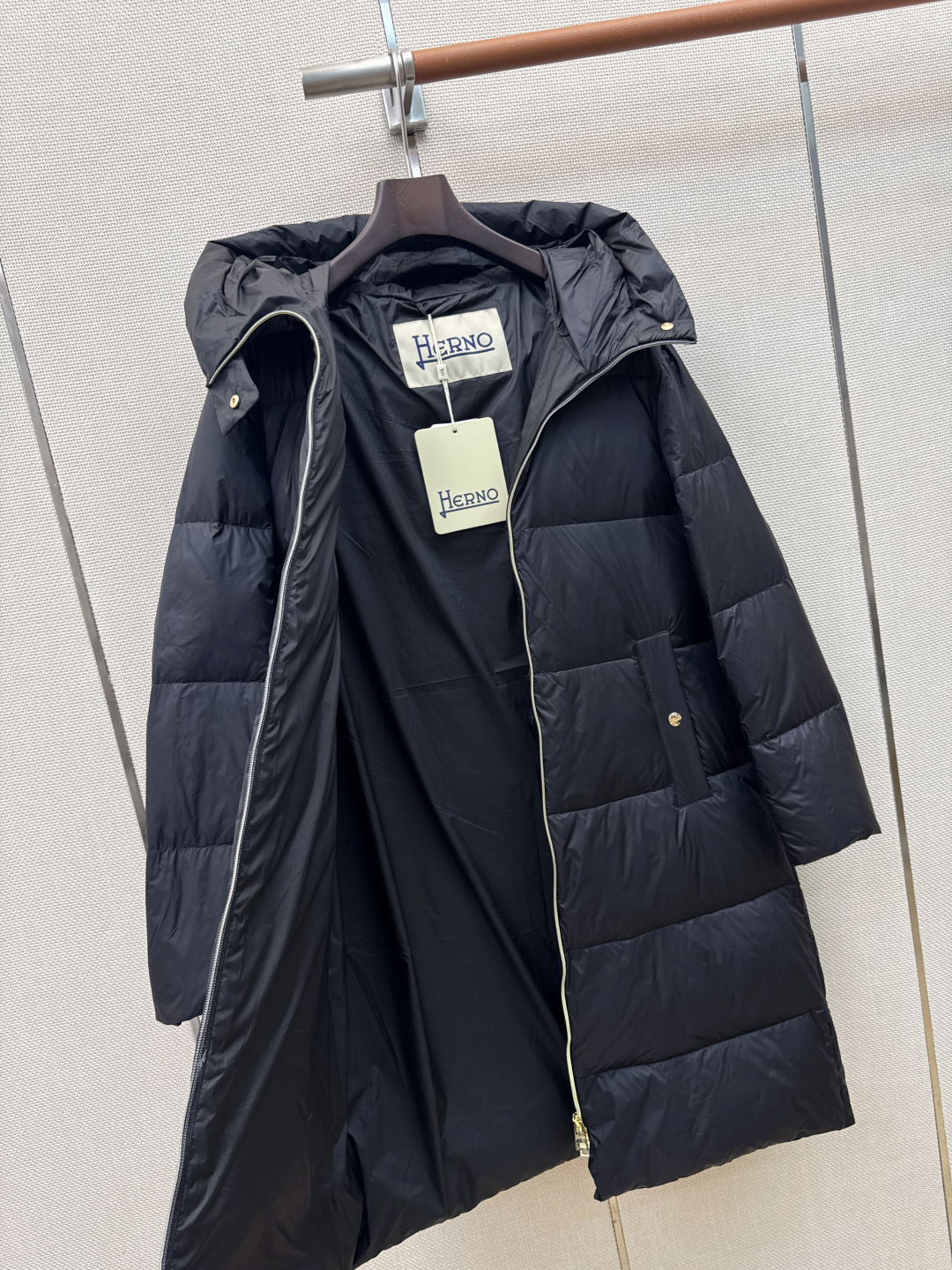 时髦小众设计 26Ss————秋冬最新款长款连帽羽绒服🖤 H版型长款连帽休闲剪裁 上身超显瘦 干净利落剪裁版型 上身百搭