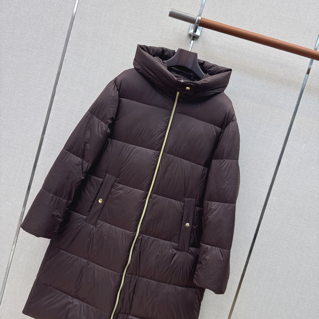 时髦小众设计 26Ss————秋冬最新款长款连帽羽绒服🖤 H版型长款连帽休闲剪裁 上身超显瘦 干净利落剪裁版型 上身百搭
