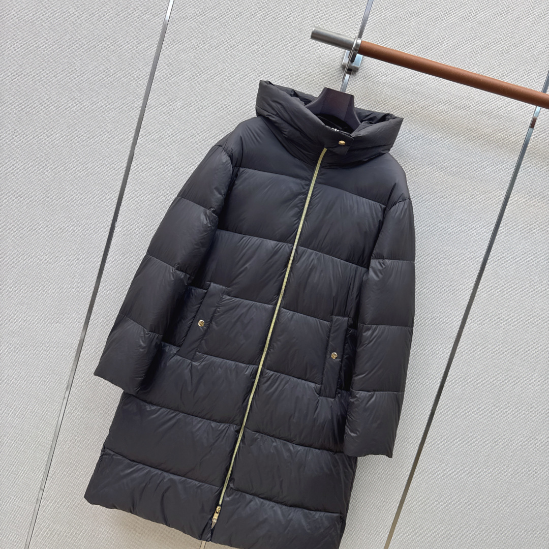 时髦小众设计 26Ss————秋冬最新款长款连帽羽绒服🖤 H版型长款连帽休闲剪裁 上身超显瘦 干净利落剪裁版型 上身百搭