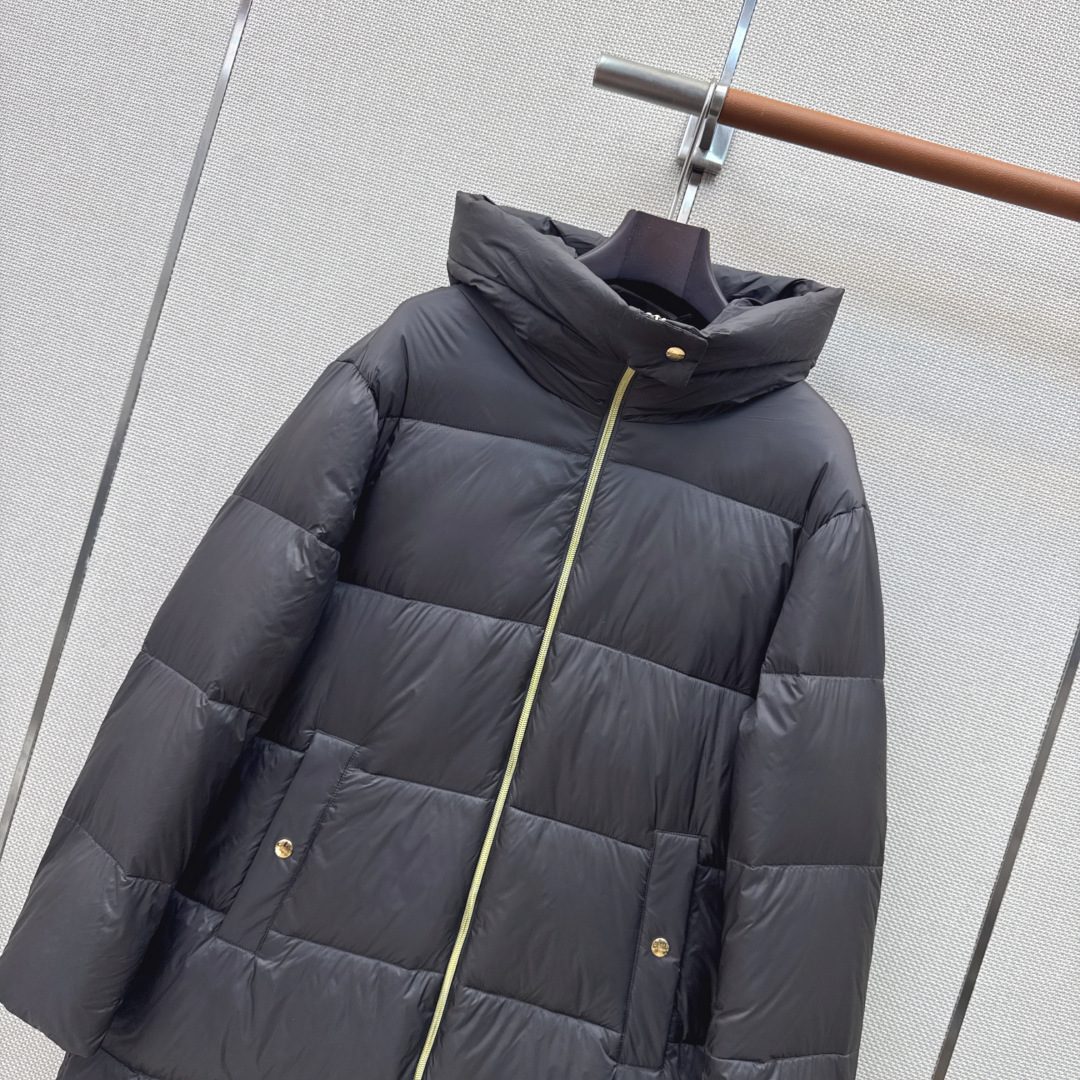 时髦小众设计 26Ss————秋冬最新款长款连帽羽绒服🖤 H版型长款连帽休闲剪裁 上身超显瘦 干净利落剪裁版型 上身百搭
