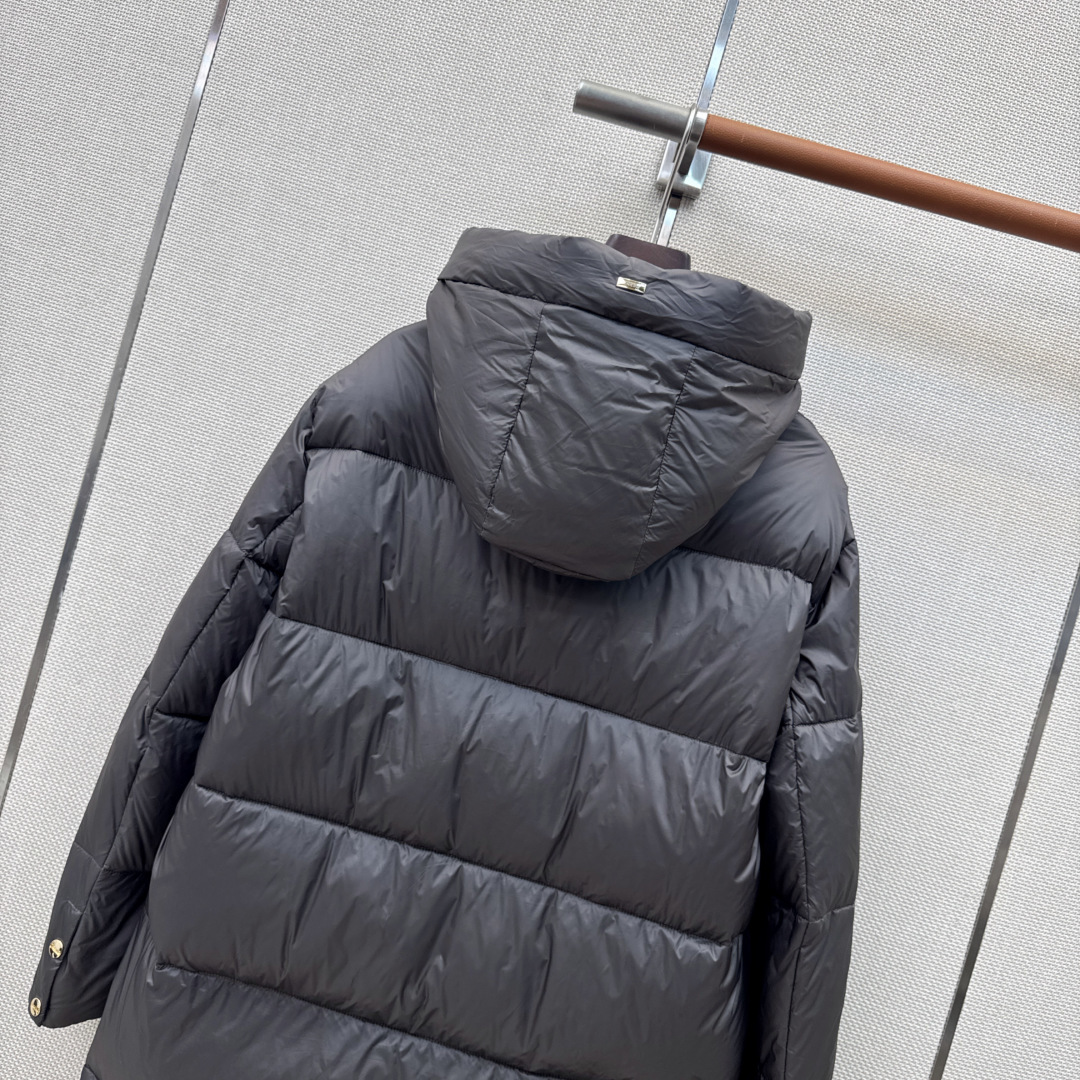 时髦小众设计 26Ss————秋冬最新款长款连帽羽绒服🖤 H版型长款连帽休闲剪裁 上身超显瘦 干净利落剪裁版型 上身百搭