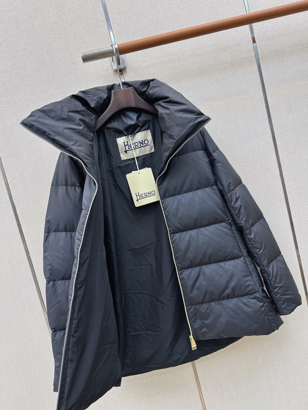 时髦小众设计 26Ss————秋冬最新款中长款立领羽绒服🖤 H版型中长款连帽休闲剪裁 上身超显瘦 干净利落剪裁版型 上身