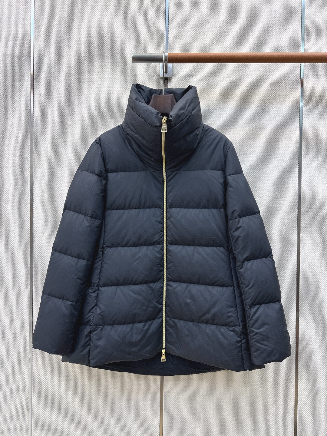 时髦小众设计 26Ss————秋冬最新款中长款立领羽绒服🖤 H版型中长款连帽休闲剪裁 上身超显瘦 干净利落剪裁版型 上身