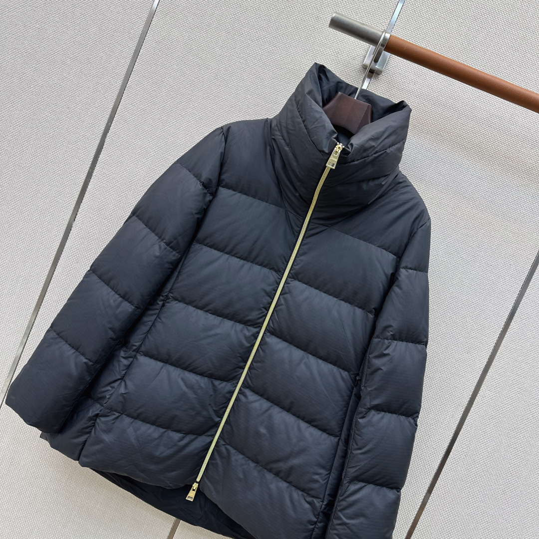 时髦小众设计 26Ss————秋冬最新款中长款立领羽绒服🖤 H版型中长款连帽休闲剪裁 上身超显瘦 干净利落剪裁版型 上身