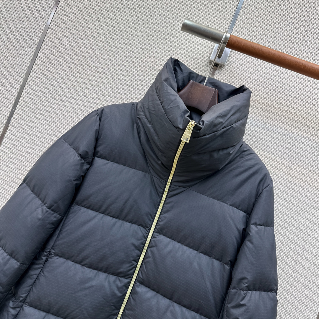 时髦小众设计 26Ss————秋冬最新款中长款立领羽绒服🖤 H版型中长款连帽休闲剪裁 上身超显瘦 干净利落剪裁版型 上身