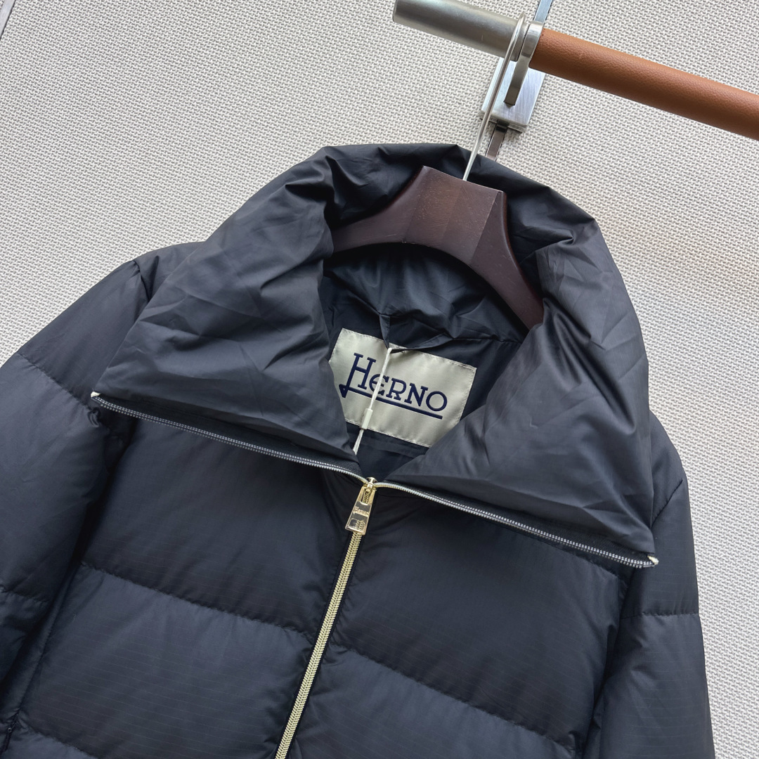 时髦小众设计 26Ss————秋冬最新款中长款立领羽绒服🖤 H版型中长款连帽休闲剪裁 上身超显瘦 干净利落剪裁版型 上身