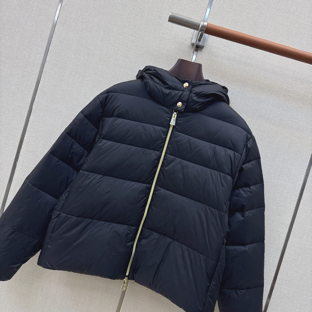 时髦小众设计 26Ss————秋冬最新款连帽短款羽绒服🖤 H版型连帽休闲剪裁 上身超显瘦 干净利落剪裁版型 上身百搭时髦 时髦小众设计 26Ss————秋冬最新款连帽短款羽绒服🖤 H版型连帽休闲剪裁 上身超显瘦 干净利落剪裁版型 上身百搭时髦