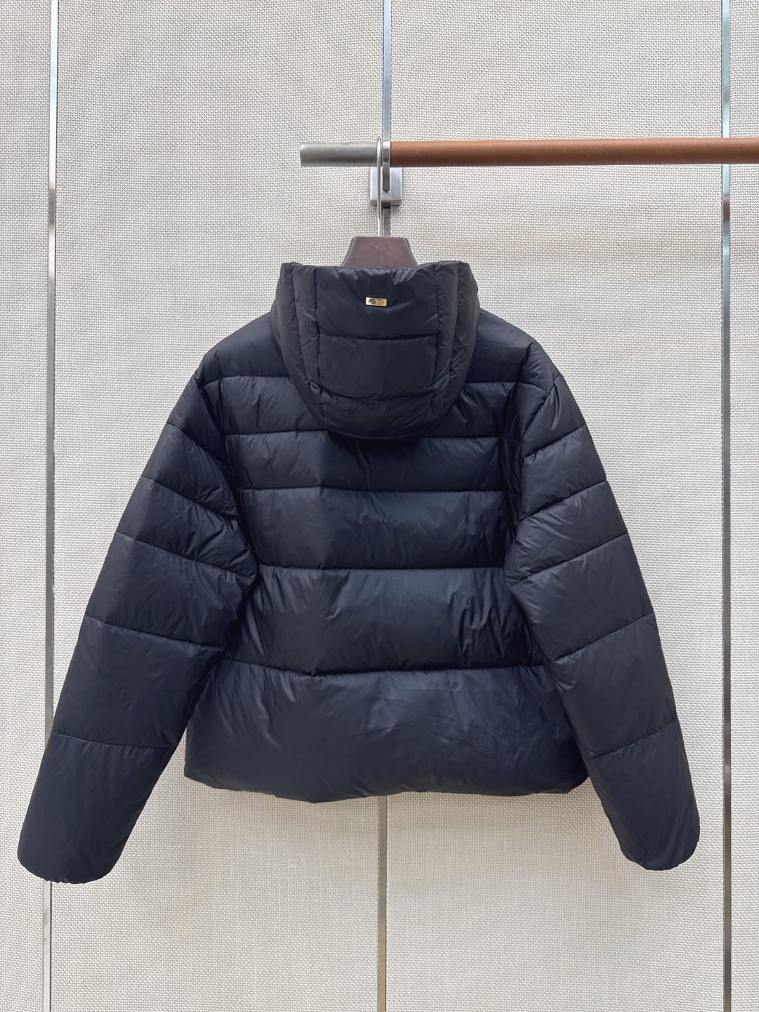 时髦小众设计 26Ss————秋冬最新款连帽短款羽绒服🖤 H版型连帽休闲剪裁 上身超显瘦 干净利落剪裁版型 上身百搭时髦 时髦小众设计 26Ss————秋冬最新款连帽短款羽绒服🖤 H版型连帽休闲剪裁 上身超显瘦 干净利落剪裁版型 上身百搭时髦
