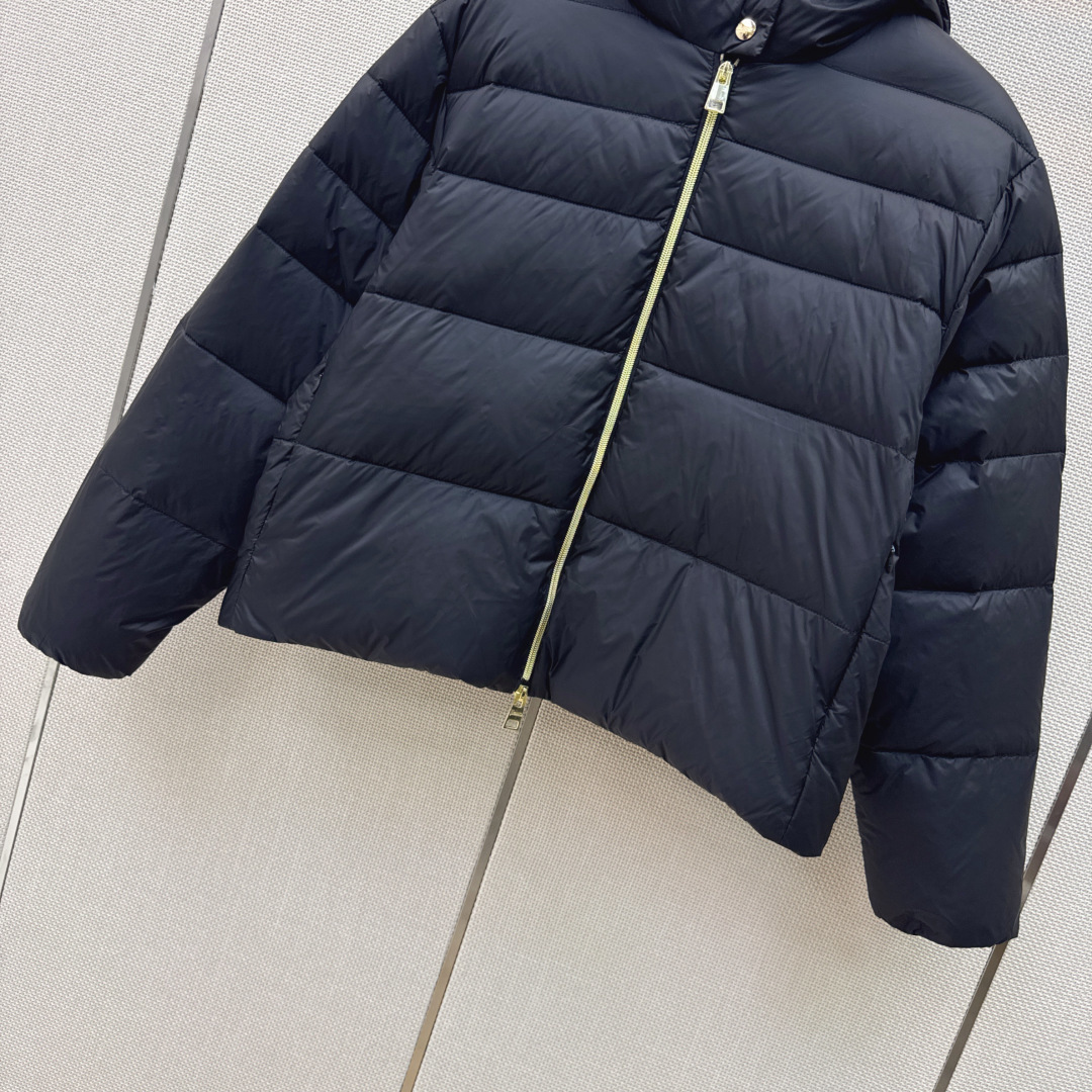 时髦小众设计 26Ss————秋冬最新款连帽短款羽绒服🖤 H版型连帽休闲剪裁 上身超显瘦 干净利落剪裁版型 上身百搭时髦 时髦小众设计 26Ss————秋冬最新款连帽短款羽绒服🖤 H版型连帽休闲剪裁 上身超显瘦 干净利落剪裁版型 上身百搭时髦