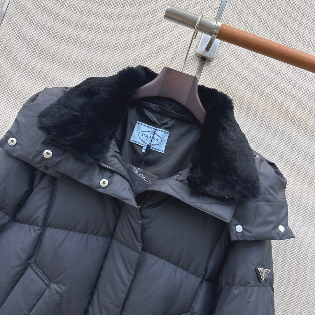 PD 26Ss———秋冬最新款三角标装饰连帽长款羽绒服 🖤经典立体H版型剪裁 经典时髦又帅气 原版字母logo袖标装饰 