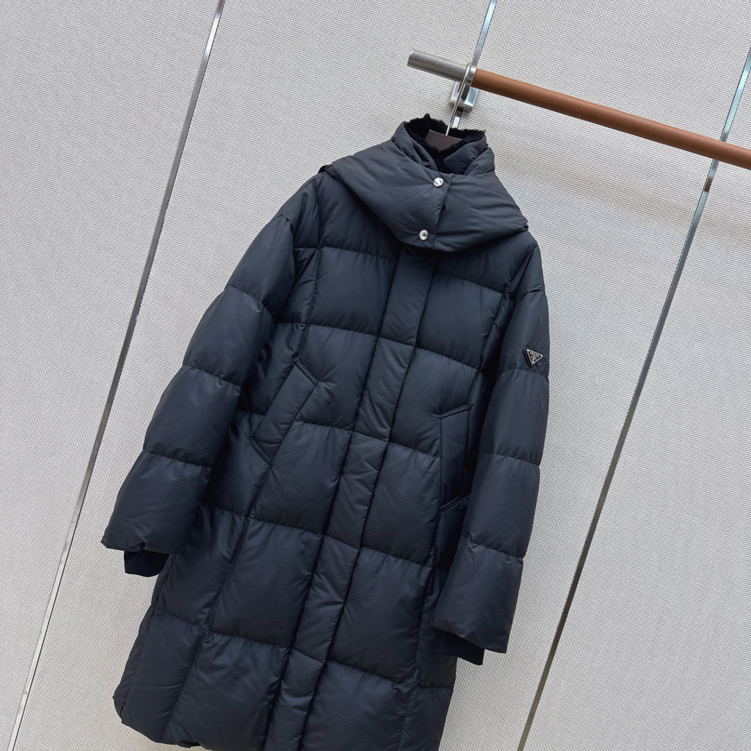 PD 26Ss———秋冬最新款三角标装饰连帽长款羽绒服 🖤经典立体H版型剪裁 经典时髦又帅气 原版字母logo袖标装饰 