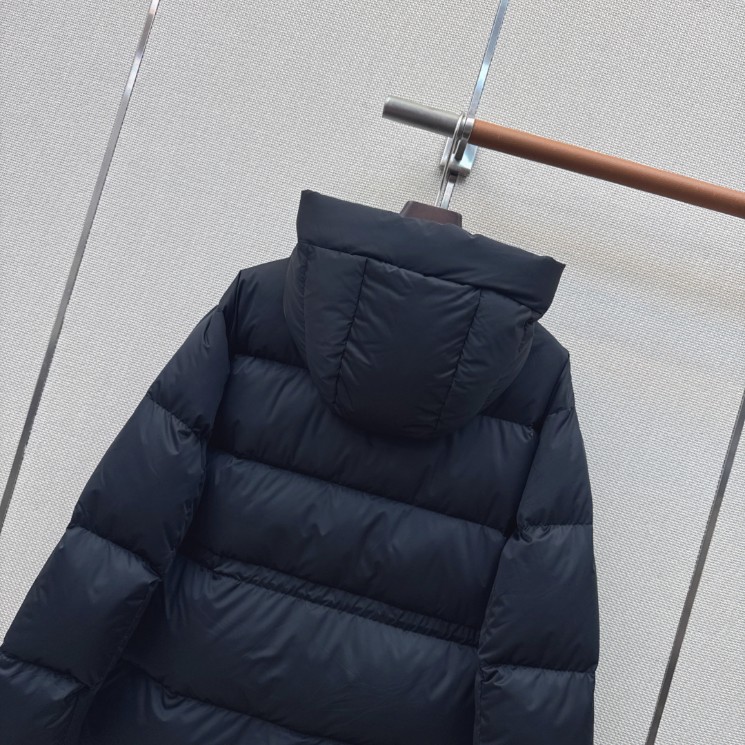 PD 26Ss———秋冬最新款三角标装饰抽绳收腰设计连帽羽绒服 🖤经典立体H版型剪裁 经典时髦又帅气 原版字母logo三