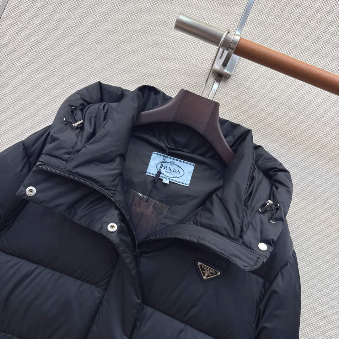 PD 26Ss———秋冬最新款三角标装饰抽绳收腰设计连帽羽绒服 🖤经典立体H版型剪裁 经典时髦又帅气 原版字母logo三