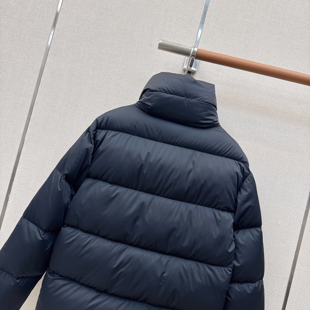 Max 26Ss———秋冬最新款logo袖标装饰立领羽绒服 🖤经典立体H版型剪裁 经典时髦又帅气 原版字母logo袖标装