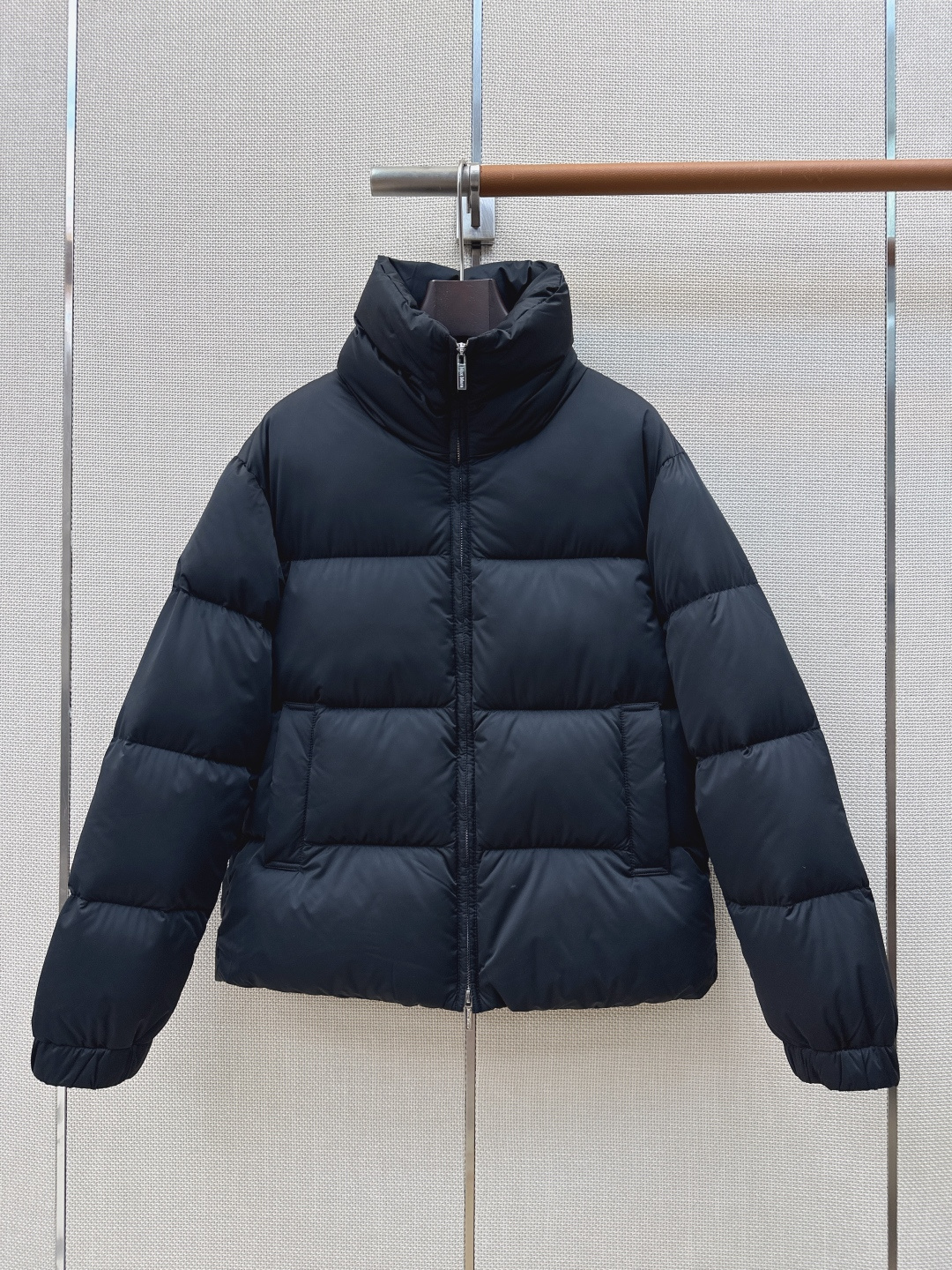 Max 26Ss———秋冬最新款logo袖标装饰立领羽绒服 🖤经典立体H版型剪裁 经典时髦又帅气 原版字母logo袖标装