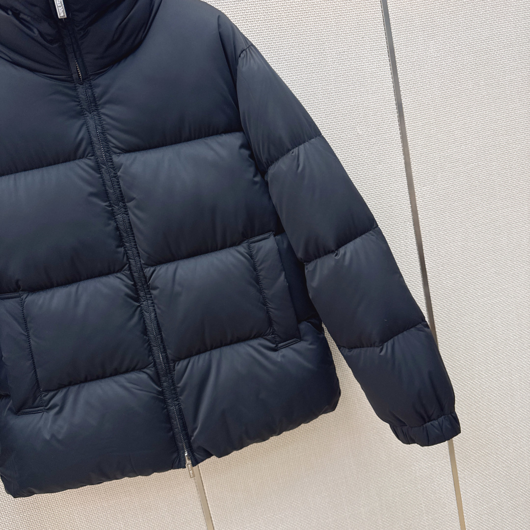 Max 26Ss———秋冬最新款logo袖标装饰立领羽绒服 🖤经典立体H版型剪裁 经典时髦又帅气 原版字母logo袖标装