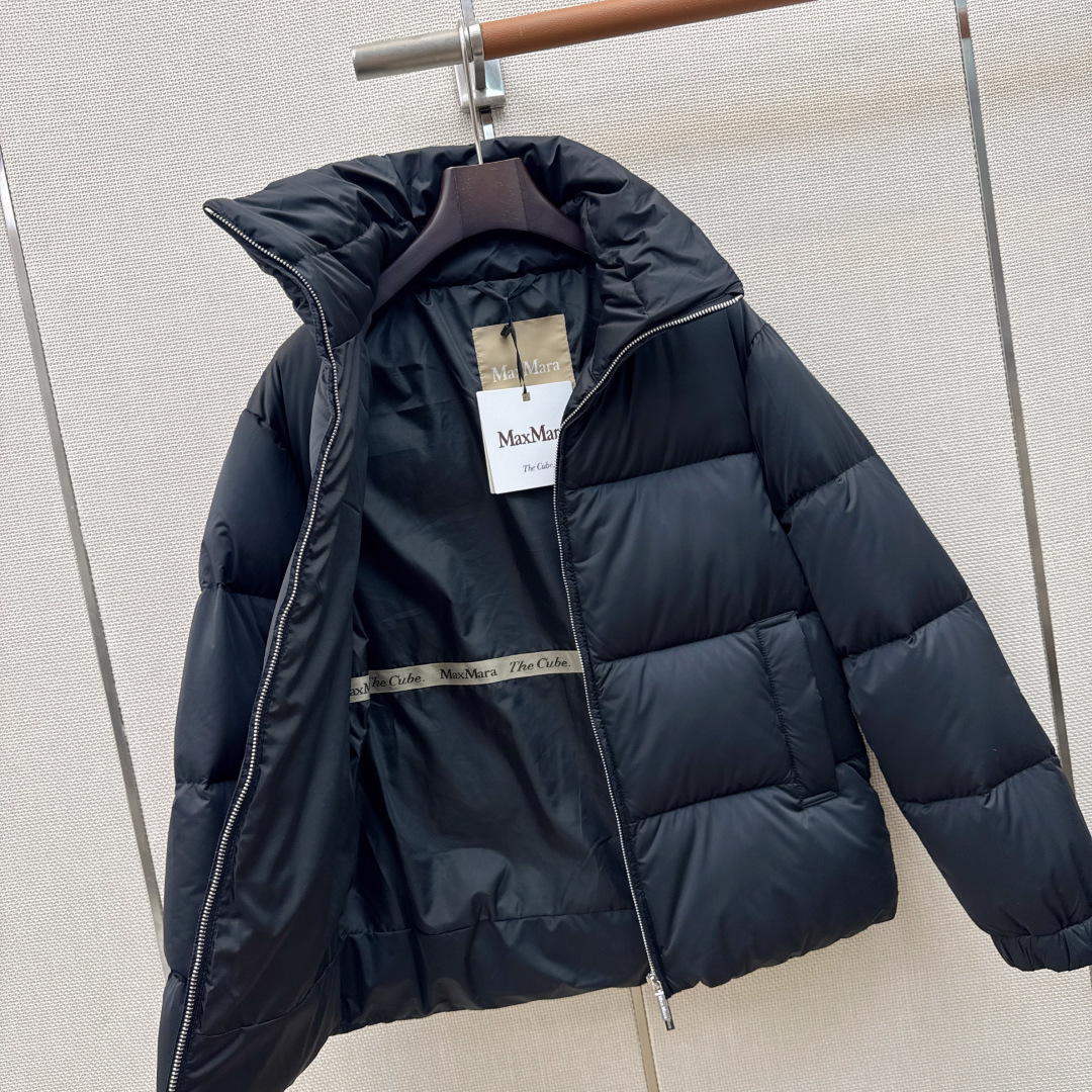 Max 26Ss———秋冬最新款logo袖标装饰立领羽绒服 🖤经典立体H版型剪裁 经典时髦又帅气 原版字母logo袖标装