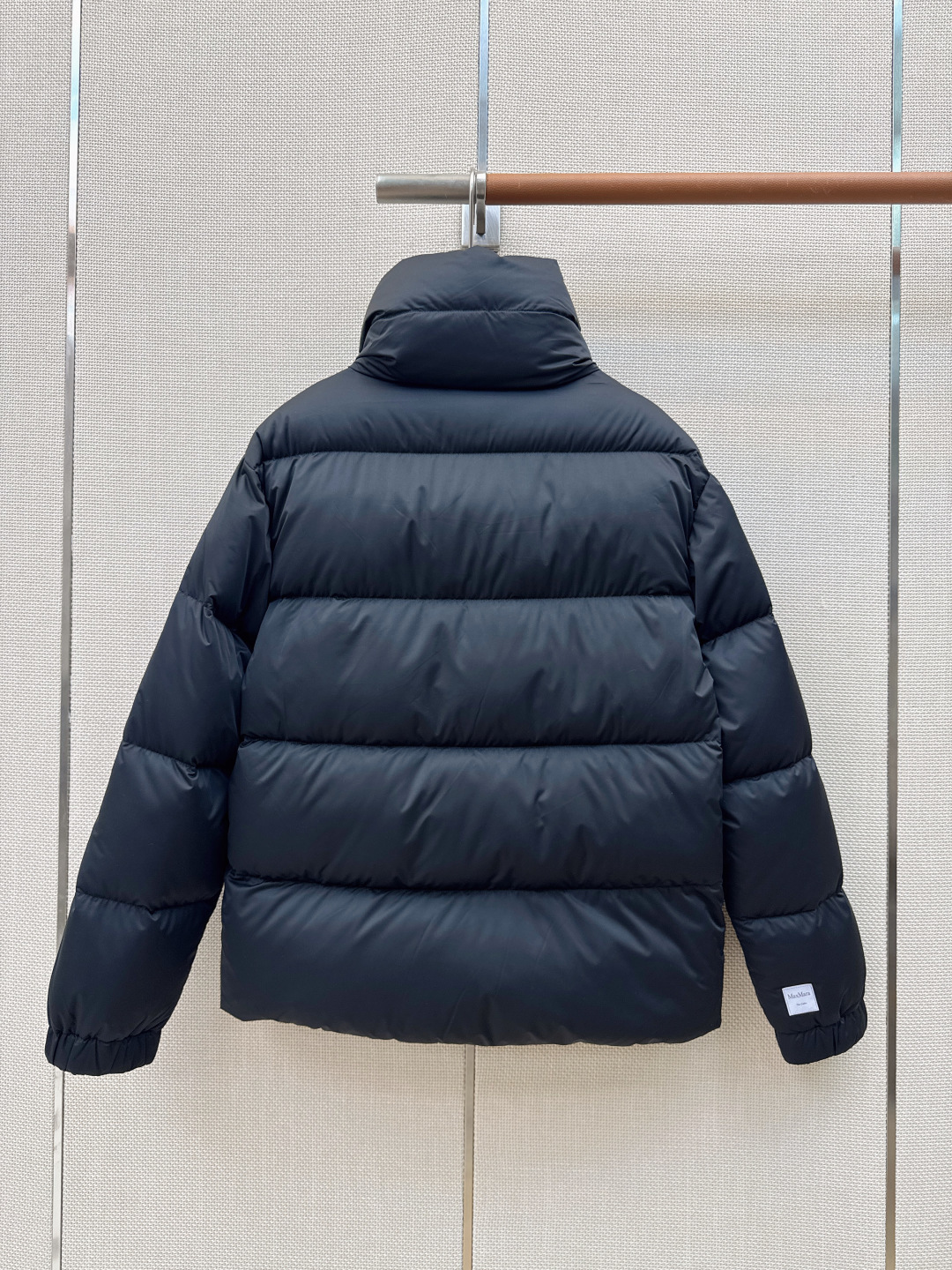 Max 26Ss———秋冬最新款logo袖标装饰立领羽绒服 🖤经典立体H版型剪裁 经典时髦又帅气 原版字母logo袖标装