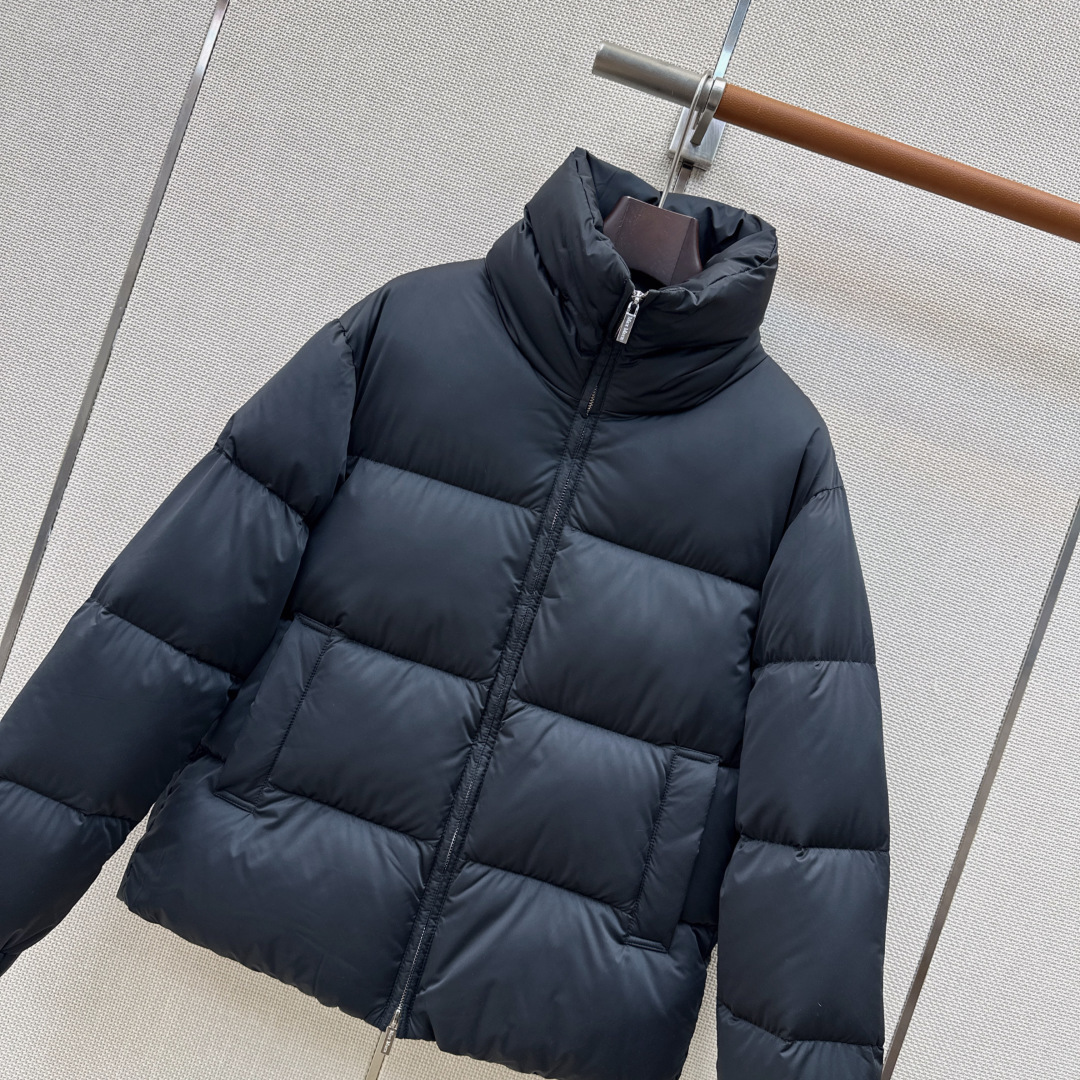Max 26Ss———秋冬最新款logo袖标装饰立领羽绒服 🖤经典立体H版型剪裁 经典时髦又帅气 原版字母logo袖标装