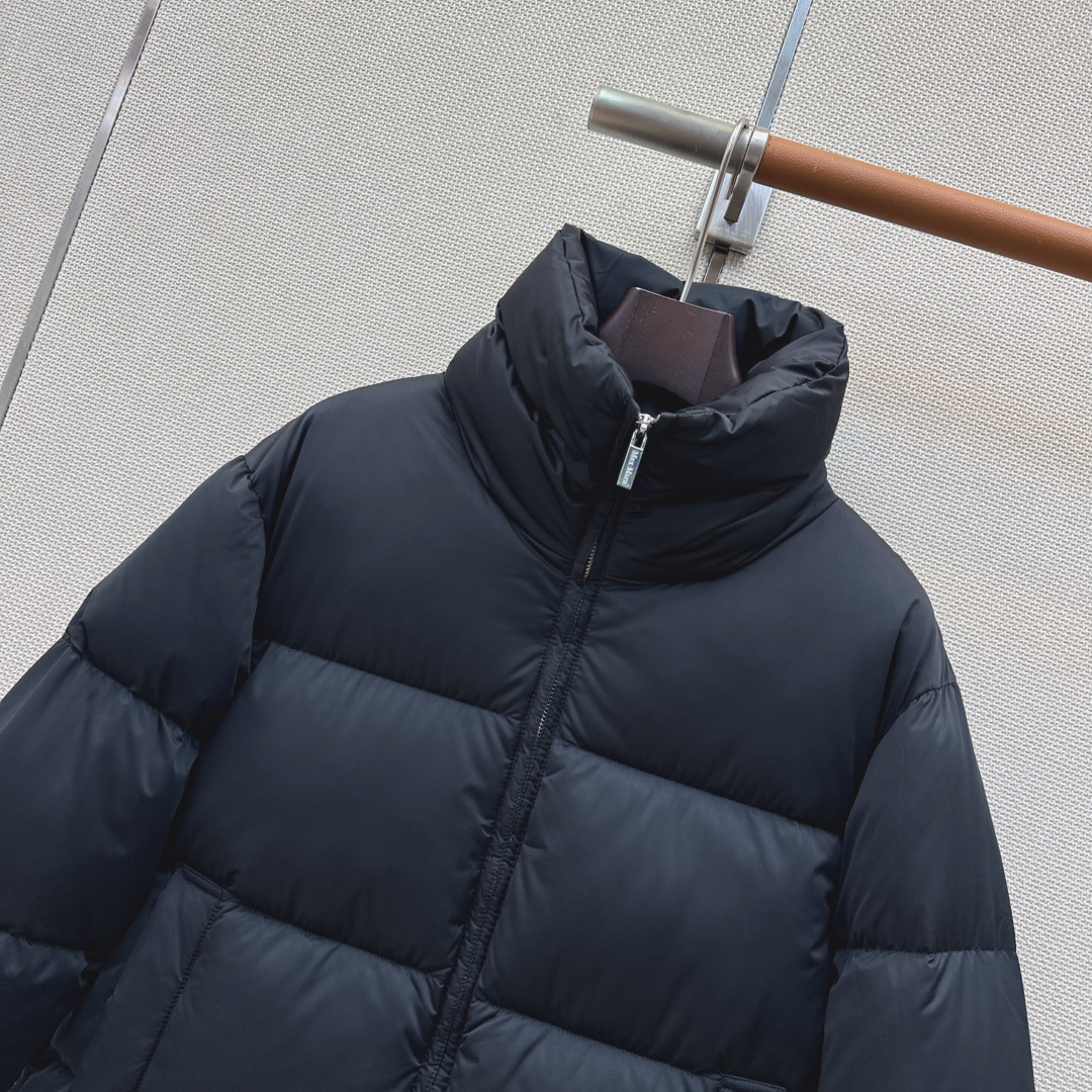 Max 26Ss———秋冬最新款logo袖标装饰立领羽绒服 🖤经典立体H版型剪裁 经典时髦又帅气 原版字母logo袖标装