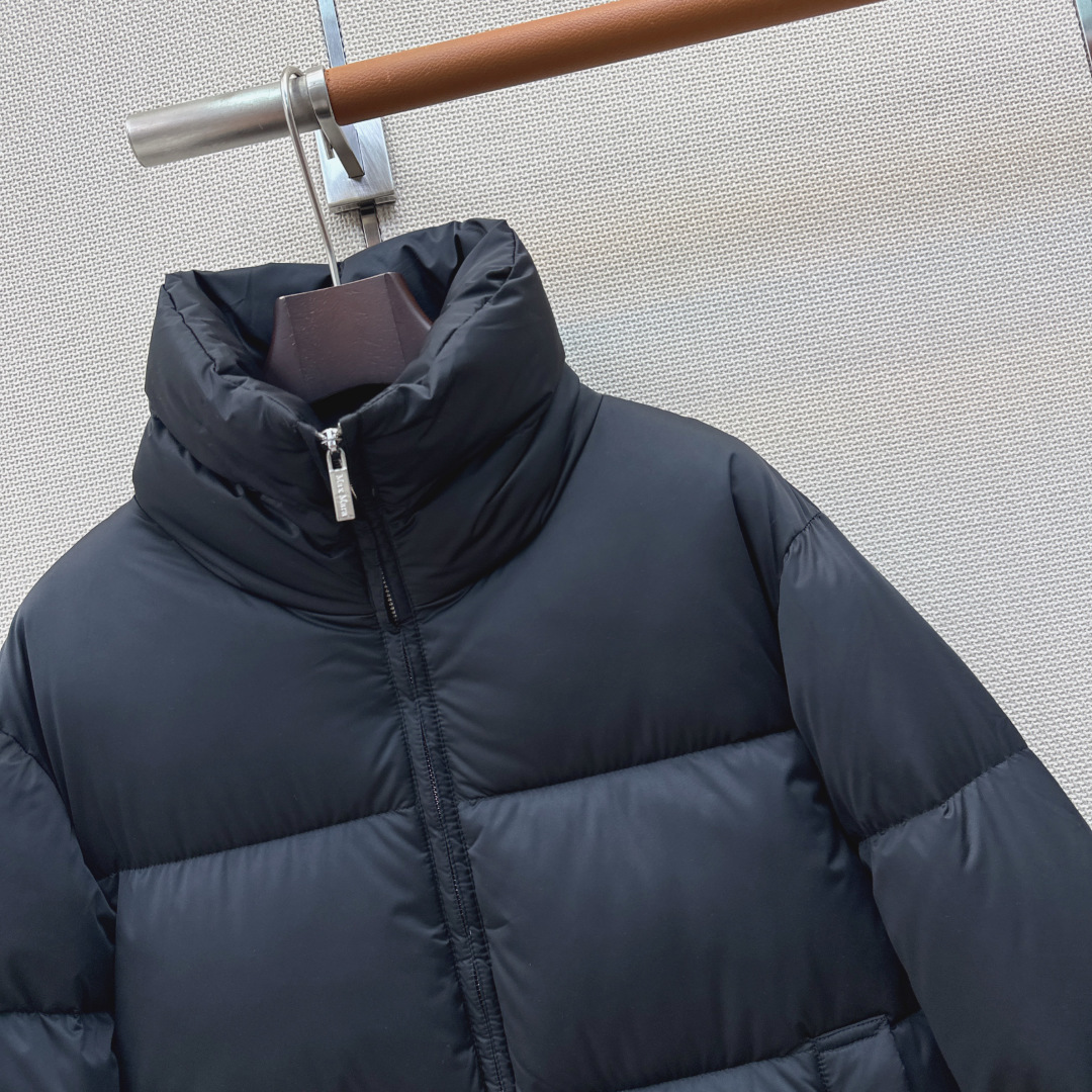 Max 26Ss———秋冬最新款logo袖标装饰立领羽绒服 🖤经典立体H版型剪裁 经典时髦又帅气 原版字母logo袖标装