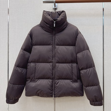 Max 26Ss———秋冬最新款logo袖标装饰立领羽绒服 🖤经典立体H版型剪裁 经典时髦又帅气 原版字母logo袖标装 Max 26Ss———秋冬最新款logo袖标装饰立领羽绒服 🖤经典立体H版型剪裁 经典时髦又帅气 原版字母logo袖标装