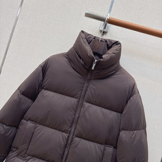 Max 26Ss———秋冬最新款logo袖标装饰立领羽绒服 🖤经典立体H版型剪裁 经典时髦又帅气 原版字母logo袖标装 Max 26Ss———秋冬最新款logo袖标装饰立领羽绒服 🖤经典立体H版型剪裁 经典时髦又帅气 原版字母logo袖标装