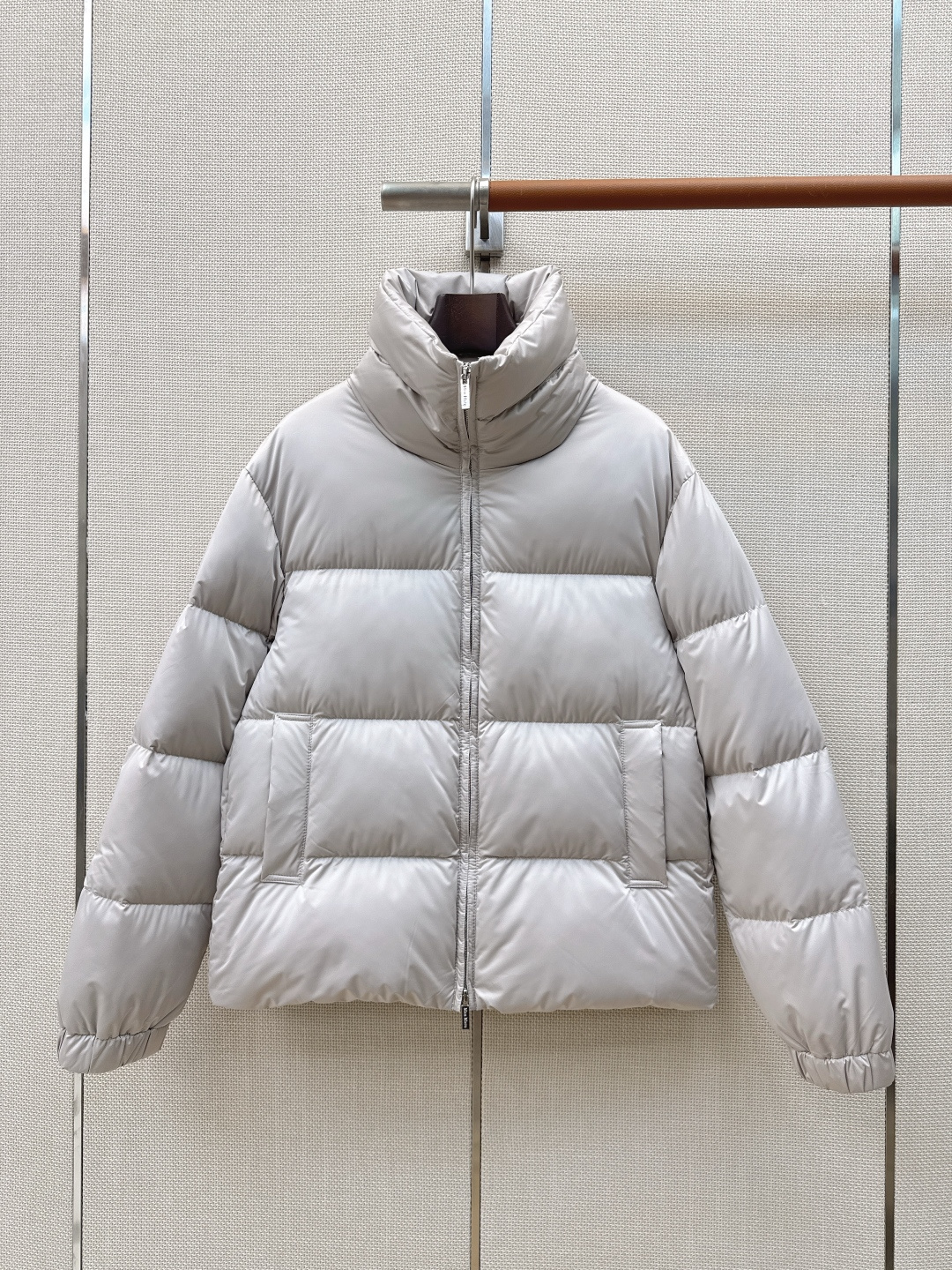 Max 26Ss———秋冬最新款logo袖标装饰立领羽绒服 🖤经典立体H版型剪裁 经典时髦又帅气 原版字母logo袖标装