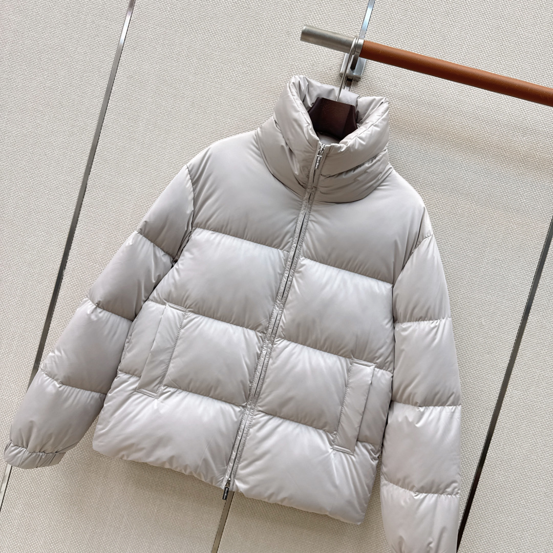 Max 26Ss———秋冬最新款logo袖标装饰立领羽绒服 🖤经典立体H版型剪裁 经典时髦又帅气 原版字母logo袖标装