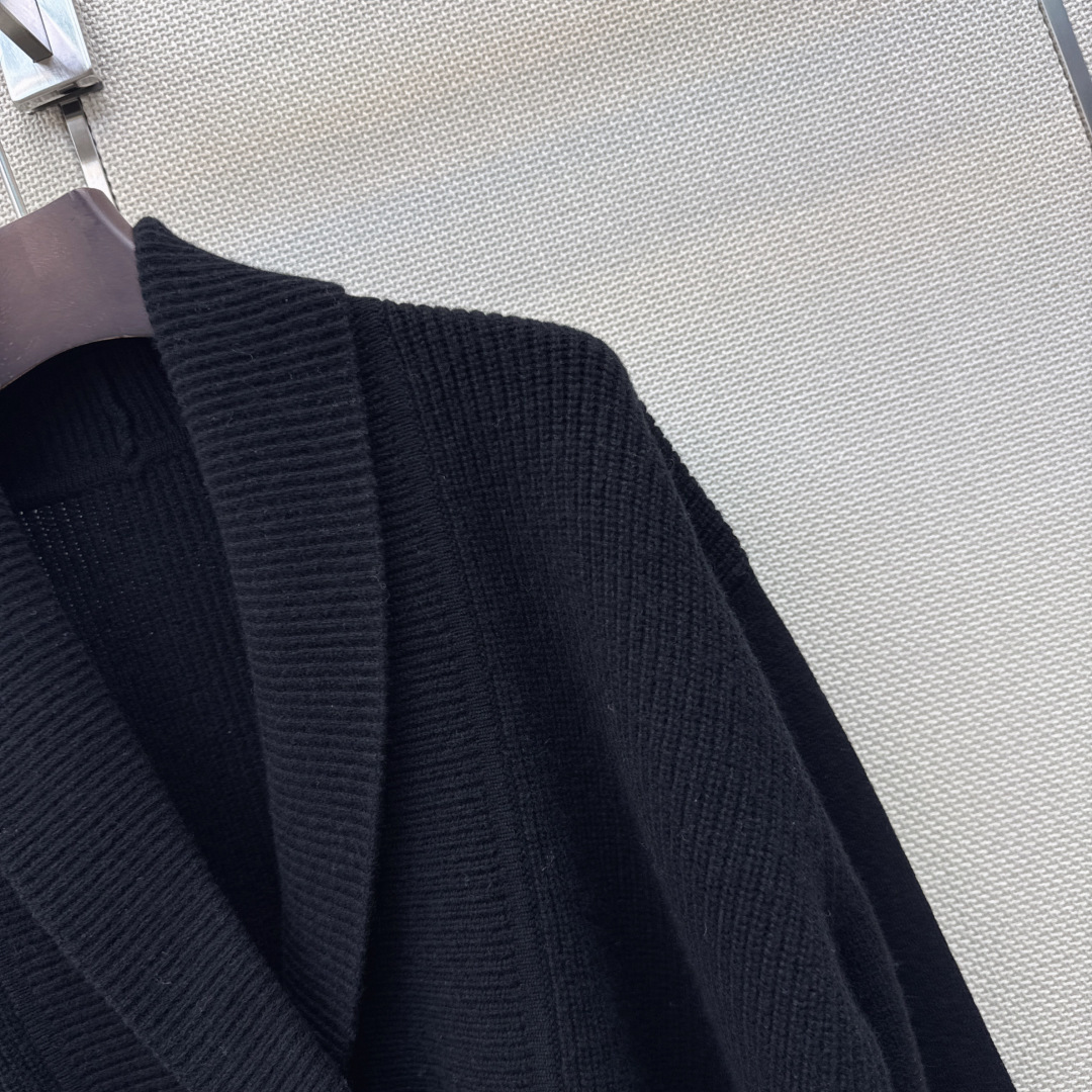 高级老钱风穿搭 Her 26Ss————秋冬最新款双排扣羊绒小短款针织外套🖤独家首发爆单系列 上身自带氛围感 百分百羊绒