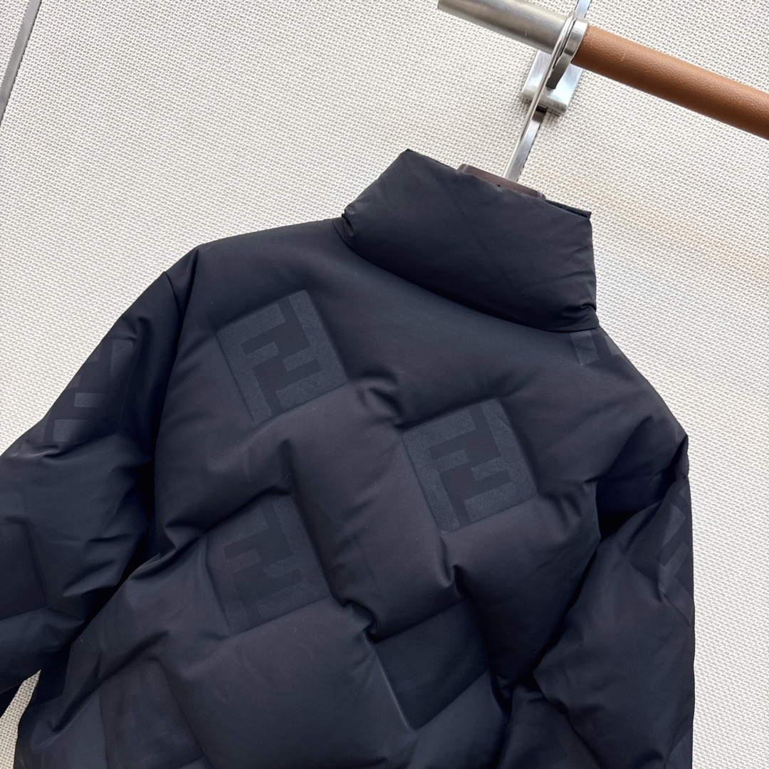 FD 26Ss————秋冬最新款立体波浪纹路羽绒立领外套🖤 拉链H版型剪裁 90白鸭绒填充防风御寒效果绝佳 不显臃肿更百