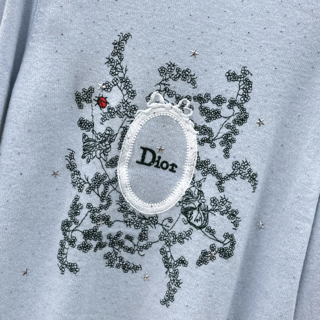 CD 26Ss————秋冬最新款重磅花卉图案刺绣毛衣 🩵超级经典款 很好搭配的基础款 圆领设计 简约又高级 单穿或者内搭